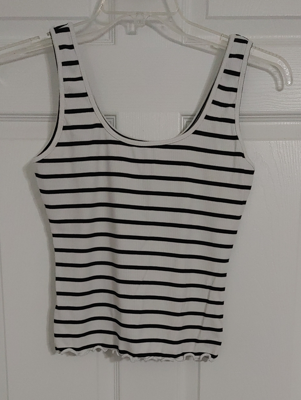 Liz & Sara Women’s White and Black Striped Cropped Tank Top